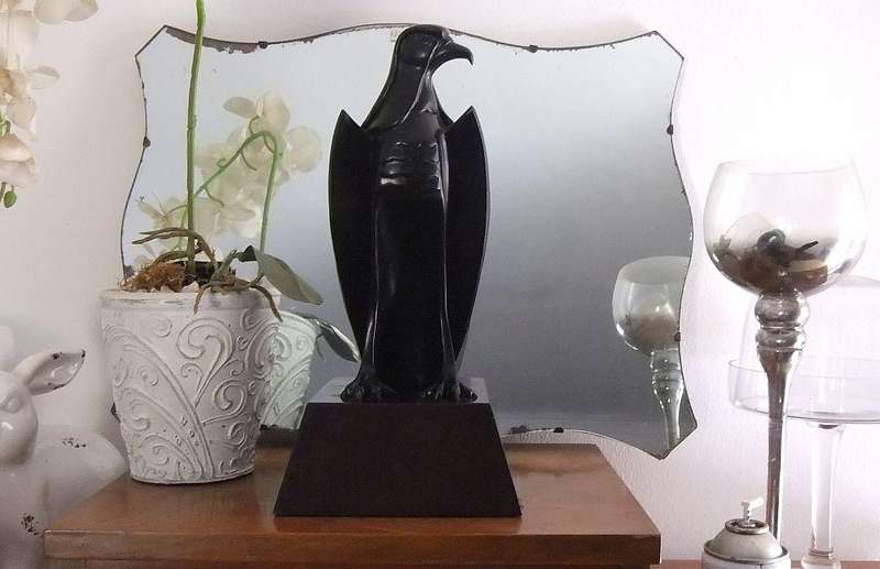 A  BEAUTIFUL VINTAGE SOLID BRONZE EAGLE STATUE ON WOODEN PLINTH DESIGNED BY JEAN DOYLE