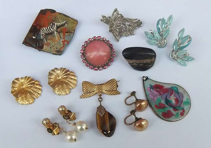 VINTAGE JEWELS LOT # 4 - EARRINGS - BROOCHES - PENDANTS !! BID FOR THE LOT !!