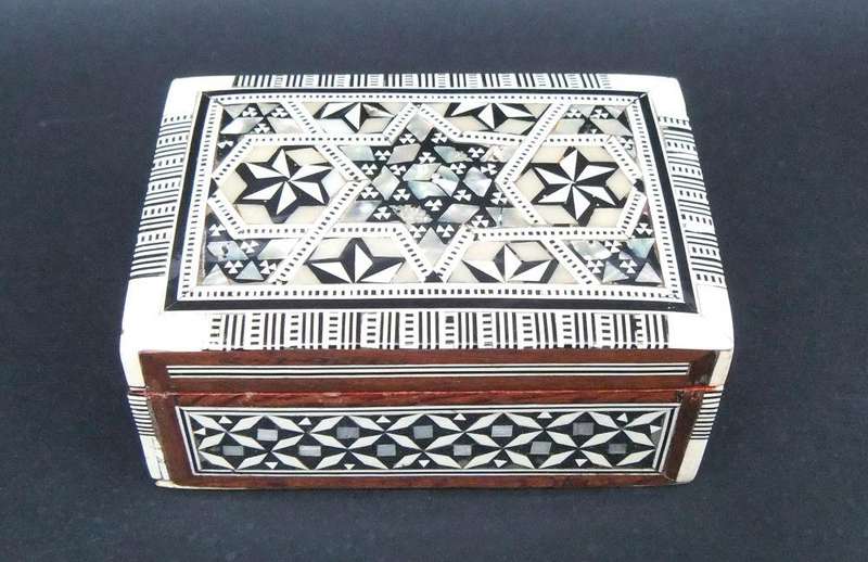 A BEAUTIFULLY MADE VINTAGE JEWELRY OR TRINKET BOX WITH MOTHER OF PEARL AND BONE INLAY