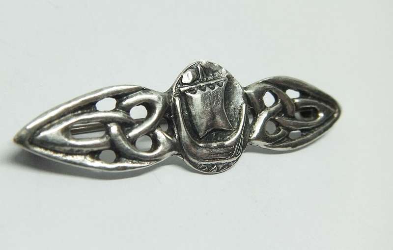 AWESOME PIECE !! AN OLD SOLID STERLING SILVER BROOCH WITH VIKING BOAT AND CELTIC PATTERN DESIGN !!