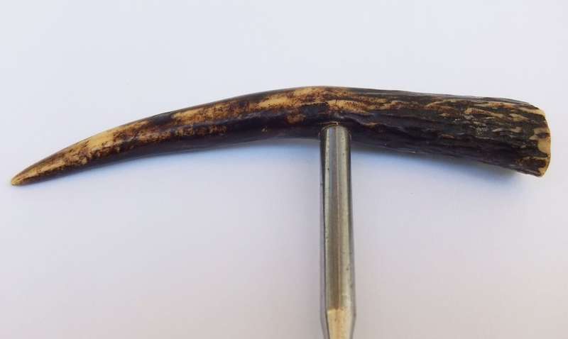 A VINTAGE GENUINE ANTLER HANDLE CORKSCREW