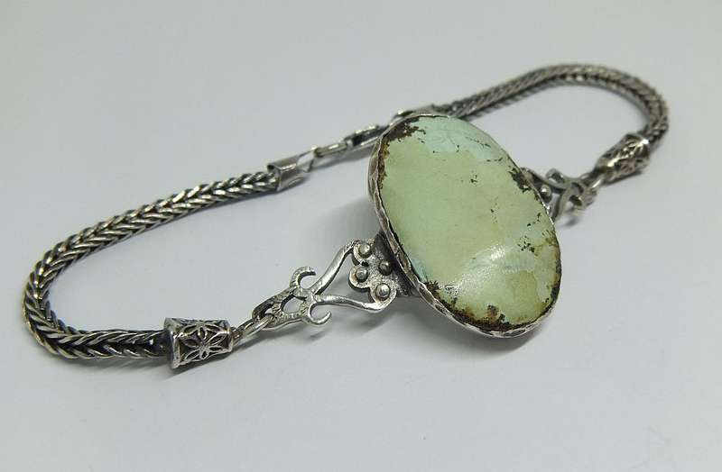 AN EYE CATCHING STERLING SILVER BRACELET SET WITH AN OVAL GREEN AGATE STONE - IMPORTED FROM TURKEY
