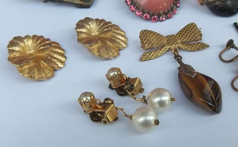 VINTAGE JEWELS LOT # 4 - EARRINGS - BROOCHES - PENDANTS !! BID FOR THE LOT !!