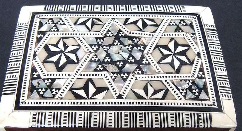 A BEAUTIFULLY MADE VINTAGE JEWELRY OR TRINKET BOX WITH MOTHER OF PEARL AND BONE INLAY
