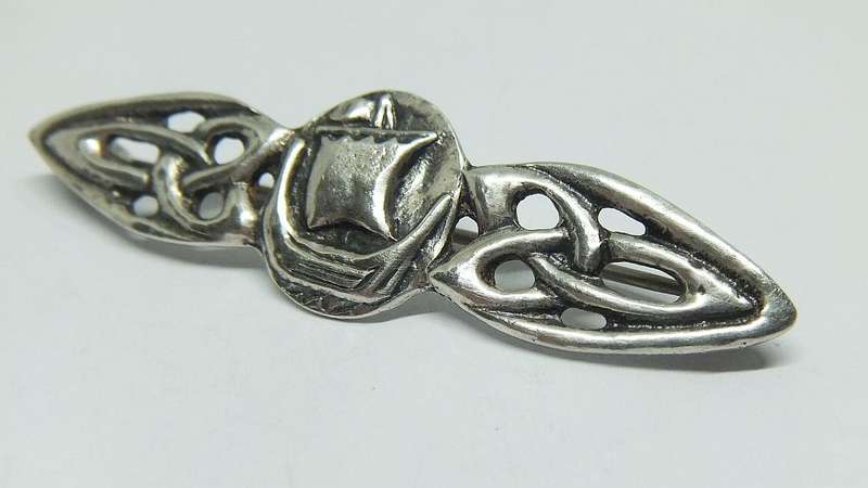 AWESOME PIECE !! AN OLD SOLID STERLING SILVER BROOCH WITH VIKING BOAT AND CELTIC PATTERN DESIGN !!