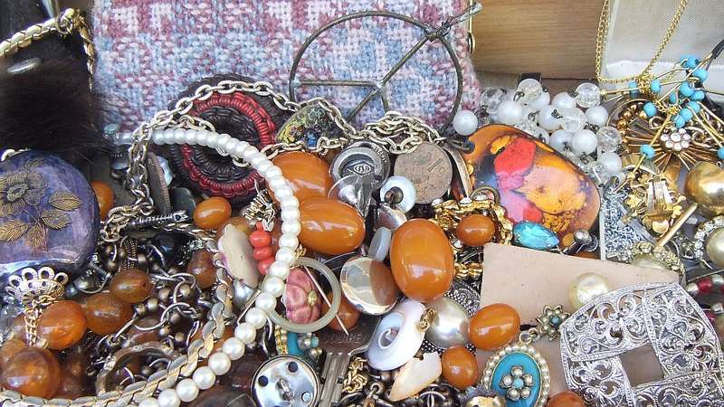 OH MY !! ALMOST 2KG OF VINTAGE JEWELRY PIECES FOR REPAIRS AND SPARES - ALL YOU NEED IS IMAGINATION !