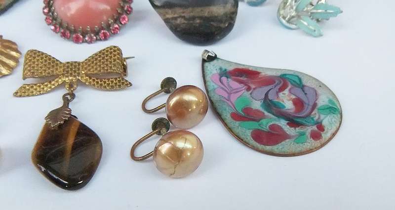VINTAGE JEWELS LOT # 4 - EARRINGS - BROOCHES - PENDANTS !! BID FOR THE LOT !!