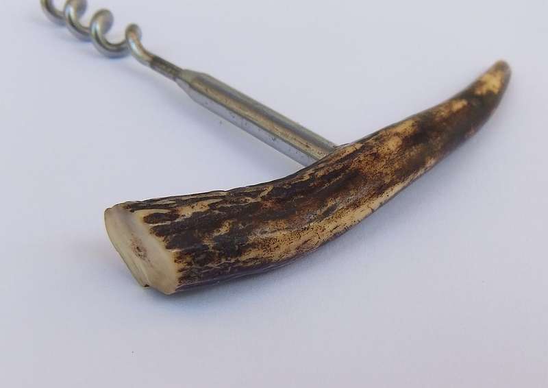 A VINTAGE GENUINE ANTLER HANDLE CORKSCREW