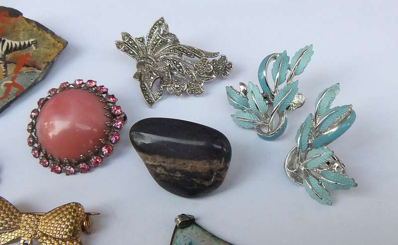 VINTAGE JEWELS LOT # 4 - EARRINGS - BROOCHES - PENDANTS !! BID FOR THE LOT !!