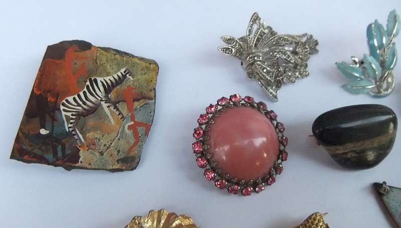 VINTAGE JEWELS LOT # 4 - EARRINGS - BROOCHES - PENDANTS !! BID FOR THE LOT !!