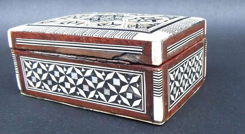 A BEAUTIFULLY MADE VINTAGE JEWELRY OR TRINKET BOX WITH MOTHER OF PEARL AND BONE INLAY