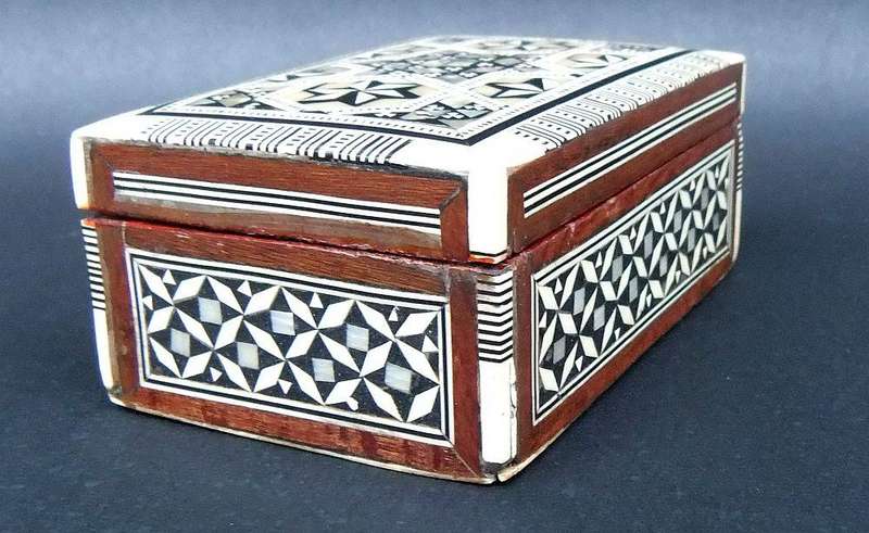 A BEAUTIFULLY MADE VINTAGE JEWELRY OR TRINKET BOX WITH MOTHER OF PEARL AND BONE INLAY