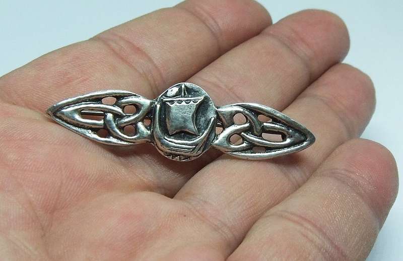 AWESOME PIECE !! AN OLD SOLID STERLING SILVER BROOCH WITH VIKING BOAT AND CELTIC PATTERN DESIGN !!