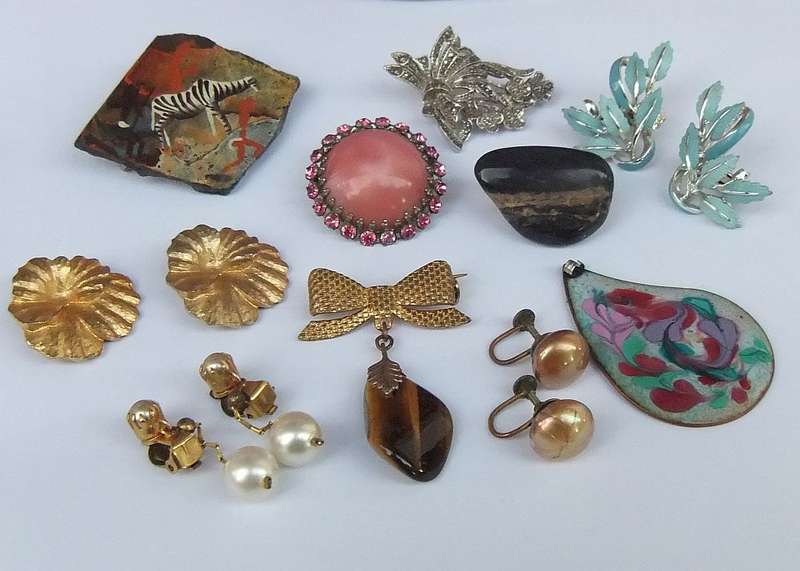 VINTAGE JEWELS LOT # 4 - EARRINGS - BROOCHES - PENDANTS !! BID FOR THE LOT !!