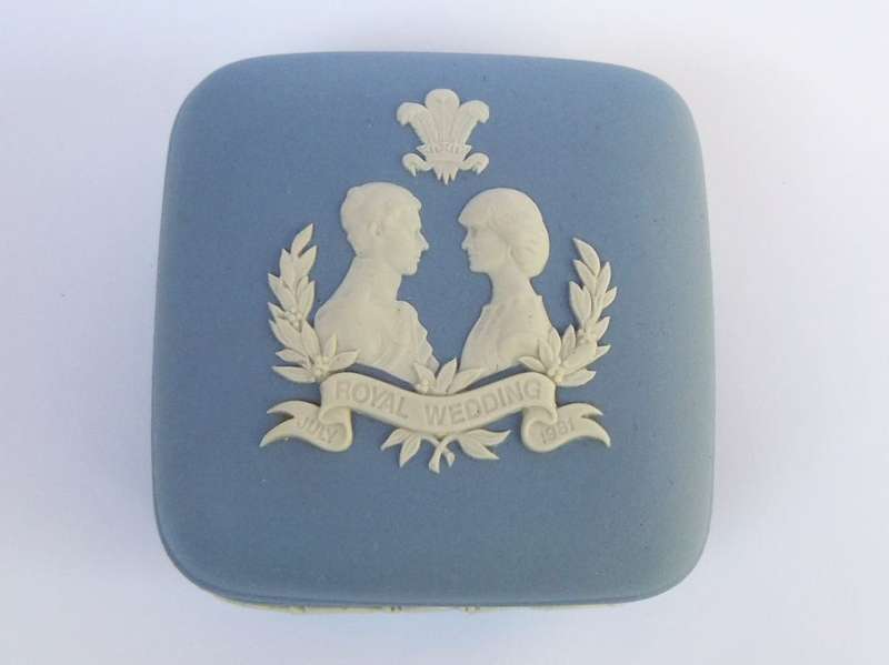 A VINTAGE 1981 BLUE JASPERWARE TRINKET BOX COMMEMORATING CHARLES & DIANA WEDDING BY WEDGWOOD ENGLAND