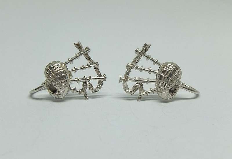 UNUSUAL FIND !! AN AWESOME PAIR OF SOLID SILVER VINTAGE SCOTTISH BAGPIPE MOTIF SCREW ON EARRINGS !!