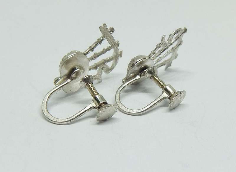 UNUSUAL FIND !! AN AWESOME PAIR OF SOLID SILVER VINTAGE SCOTTISH BAGPIPE MOTIF SCREW ON EARRINGS !!