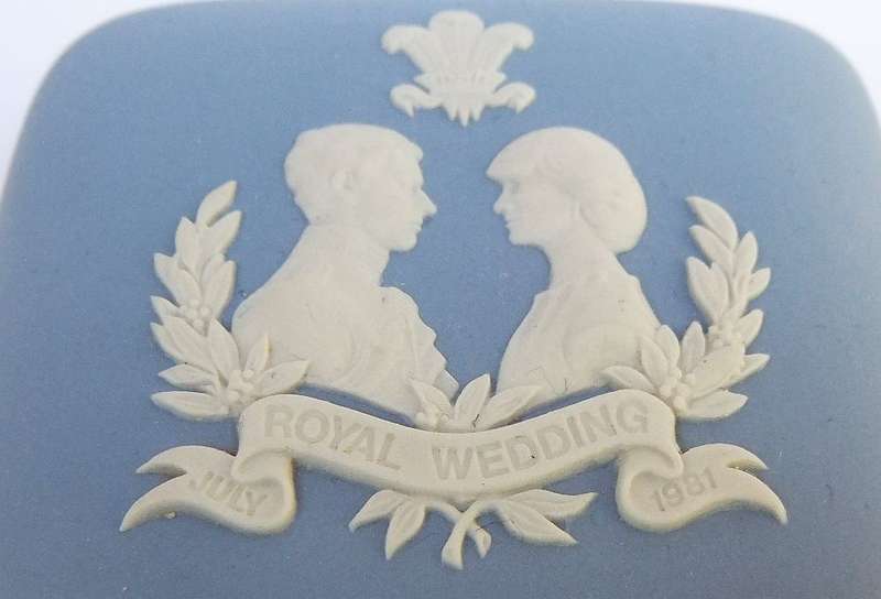A VINTAGE 1981 BLUE JASPERWARE TRINKET BOX COMMEMORATING CHARLES & DIANA WEDDING BY WEDGWOOD ENGLAND