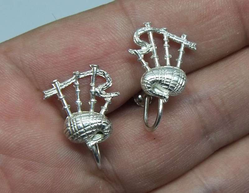 UNUSUAL FIND !! AN AWESOME PAIR OF SOLID SILVER VINTAGE SCOTTISH BAGPIPE MOTIF SCREW ON EARRINGS !!