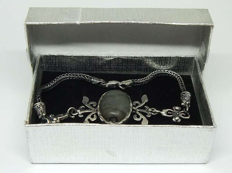 A MAJESTIC STERLING SILVER BRACELET SET WITH GENUINE CABOCHON LABRADORITE CENTERPIECE !! MUST SEE