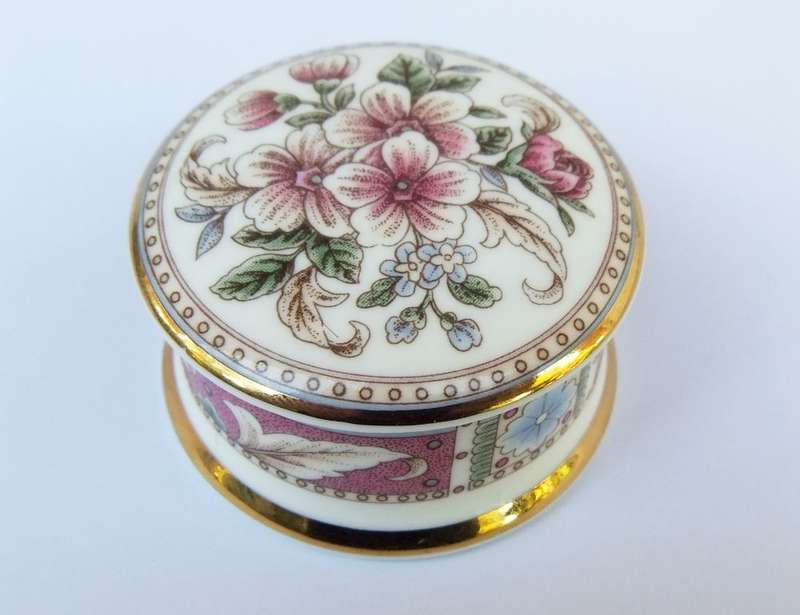 A VERY CHARMING SMALL ROUND VINTAGE PORCELAIN TRINKET BOX BY FALCON CHINA MADE IN ENGLAND