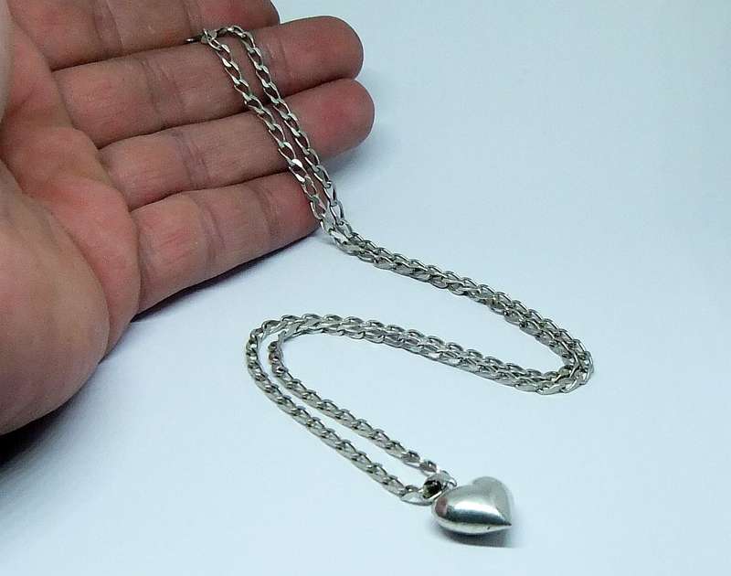 WOW !! A GREAT QUALITY SOLID STERLING SILVER NECKLACE WITH A FAT STERLING SILVER HEART PENDANT !!