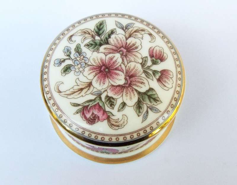 A VERY CHARMING SMALL ROUND VINTAGE PORCELAIN TRINKET BOX BY FALCON CHINA MADE IN ENGLAND
