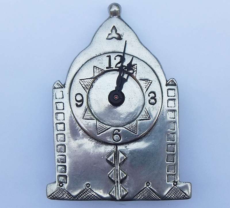 RARE FIND !! A TOTALLY COOL ORIGINAL CARROL BOYES GOTHIC STYLE CLOCK IN WORKING CONDITION !! WOW !!