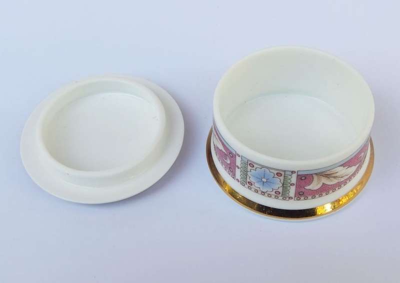 A VERY CHARMING SMALL ROUND VINTAGE PORCELAIN TRINKET BOX BY FALCON CHINA MADE IN ENGLAND