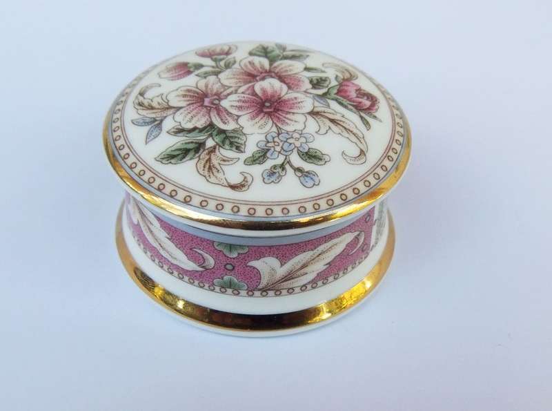 A VERY CHARMING SMALL ROUND VINTAGE PORCELAIN TRINKET BOX BY FALCON CHINA MADE IN ENGLAND