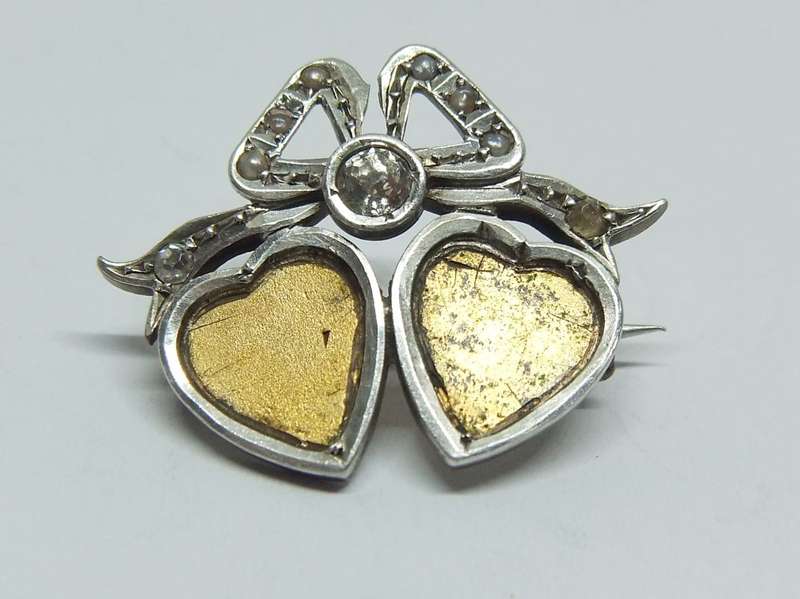 AN ABSOLUTELY CHARMING VICTORIAN SWEETHEART BROOCH WITH OODLES OF CHARACTER !! RARE FIND !!