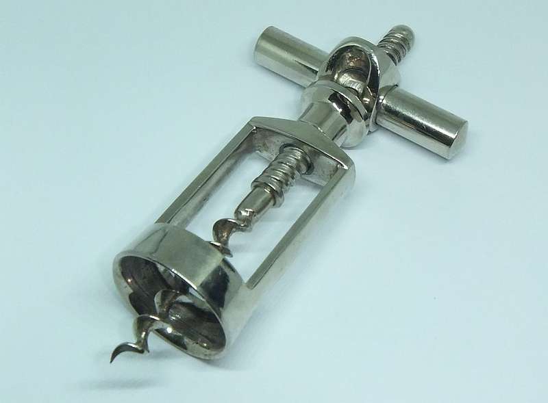 A VINTAGE METAL CORKSCREW