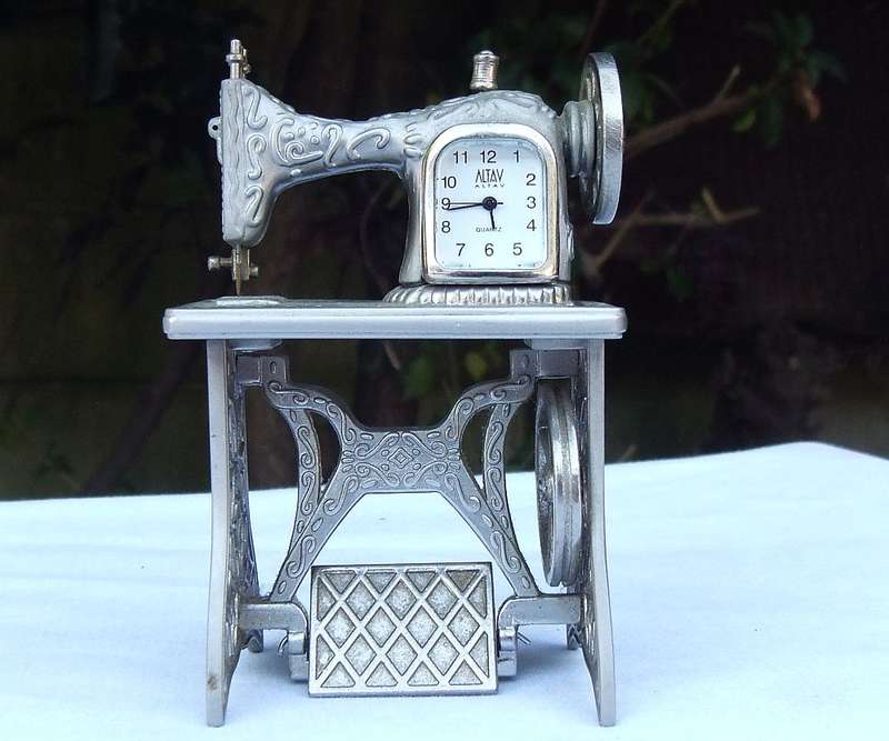 NOT A REAL SEWING MACHINE !! THE CUTEST SOLID METAL SEWING MACHINE MOTIF CLOCK - 100% WORKING !! WOW