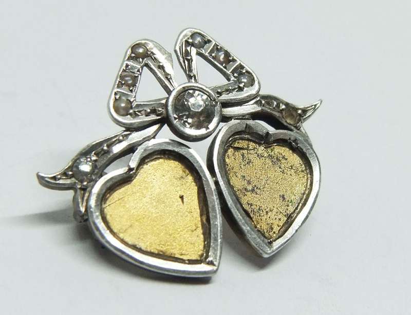 AN ABSOLUTELY CHARMING VICTORIAN SWEETHEART BROOCH WITH OODLES OF CHARACTER !! RARE FIND !!