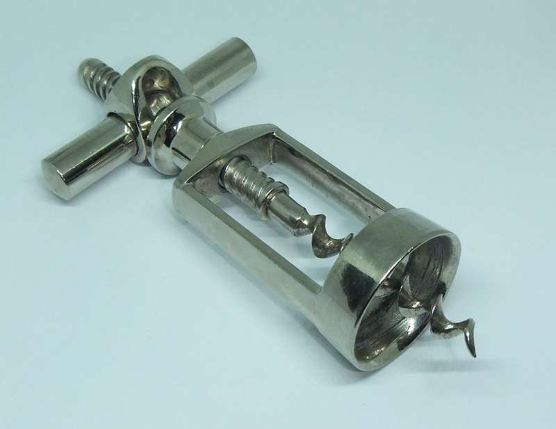 A VINTAGE METAL CORKSCREW