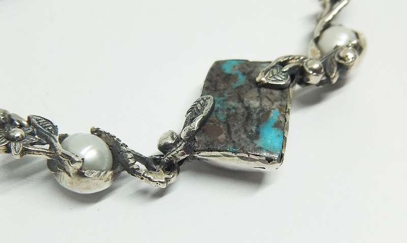 A MAGNIFICENT STERLING SILVER BRACELET WITH TURQUOISE AND GENUINE FRESHWATER PEARLS !!