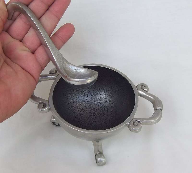WOW !! A STUNNING CARROL BOYES STYLE CONDIMENT BOWL WITH SPOON IN UNUSED CONDITION !! MUST HAVE !!