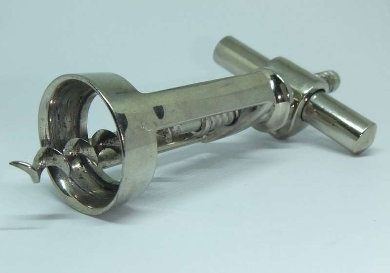 A VINTAGE METAL CORKSCREW