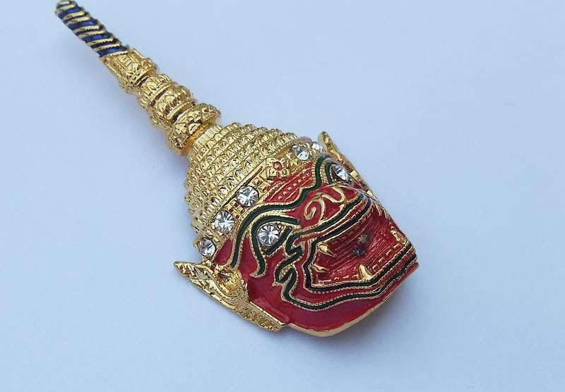 A BEAUTIFULLY DETAILED VINTAGE THAI KHON ENAMEL AND CRYSTAL GOLD TONE METAL MASK BROOCH