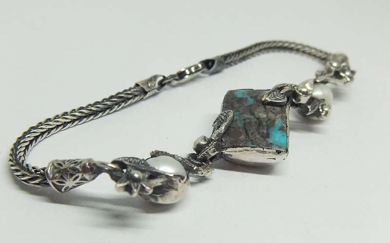 A MAGNIFICENT STERLING SILVER BRACELET WITH TURQUOISE AND GENUINE FRESHWATER PEARLS !!