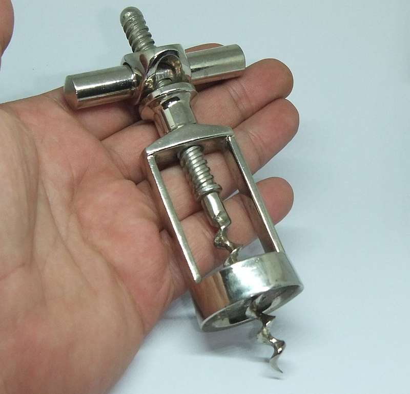 A VINTAGE METAL CORKSCREW