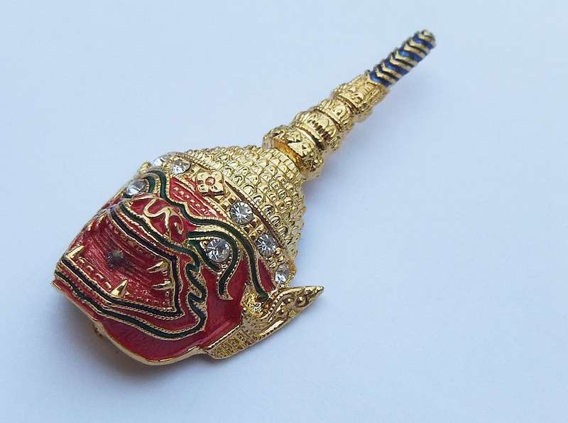A BEAUTIFULLY DETAILED VINTAGE THAI KHON ENAMEL AND CRYSTAL GOLD TONE METAL MASK BROOCH