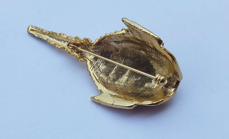 A BEAUTIFULLY DETAILED VINTAGE THAI KHON ENAMEL AND CRYSTAL GOLD TONE METAL MASK BROOCH