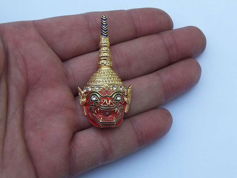 A BEAUTIFULLY DETAILED VINTAGE THAI KHON ENAMEL AND CRYSTAL GOLD TONE METAL MASK BROOCH