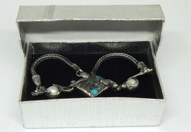 A MAGNIFICENT STERLING SILVER BRACELET WITH TURQUOISE AND GENUINE FRESHWATER PEARLS !!