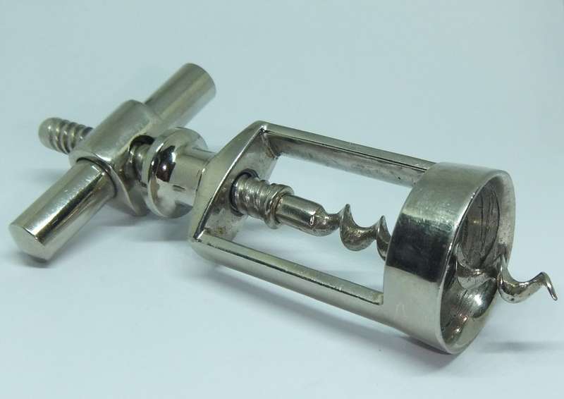 A VINTAGE METAL CORKSCREW