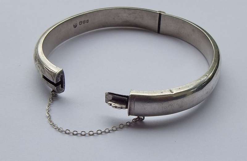 WOW !! A HALLMARKED STERLING SILVER HINGED BANGLE WITH SAFETY CHAIN WITH ENGRAVED PATTERN !!