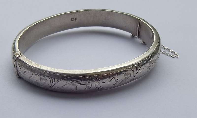 WOW !! A HALLMARKED STERLING SILVER HINGED BANGLE WITH SAFETY CHAIN WITH ENGRAVED PATTERN !!