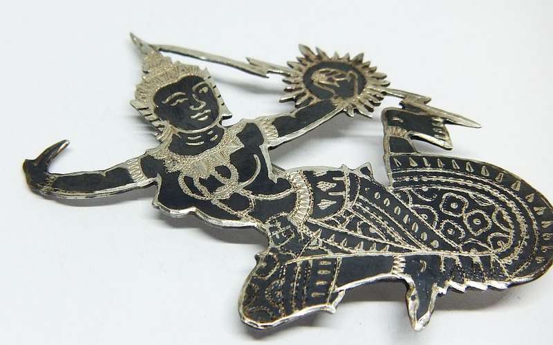 WOW !! A LARGE VINTAGE SOLID STERLING SILVER NIELO HINDU GODDESS BROOCH MADE IN SIAM ( THAILAND )