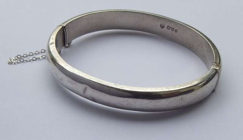 WOW !! A HALLMARKED STERLING SILVER HINGED BANGLE WITH SAFETY CHAIN WITH ENGRAVED PATTERN !!